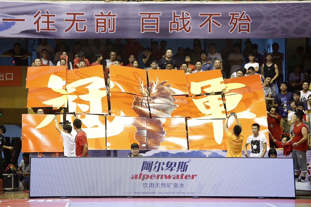爱游戏体育官网登录-关于危险中求胜，球员拼尽全力向胜利冲刺的信息